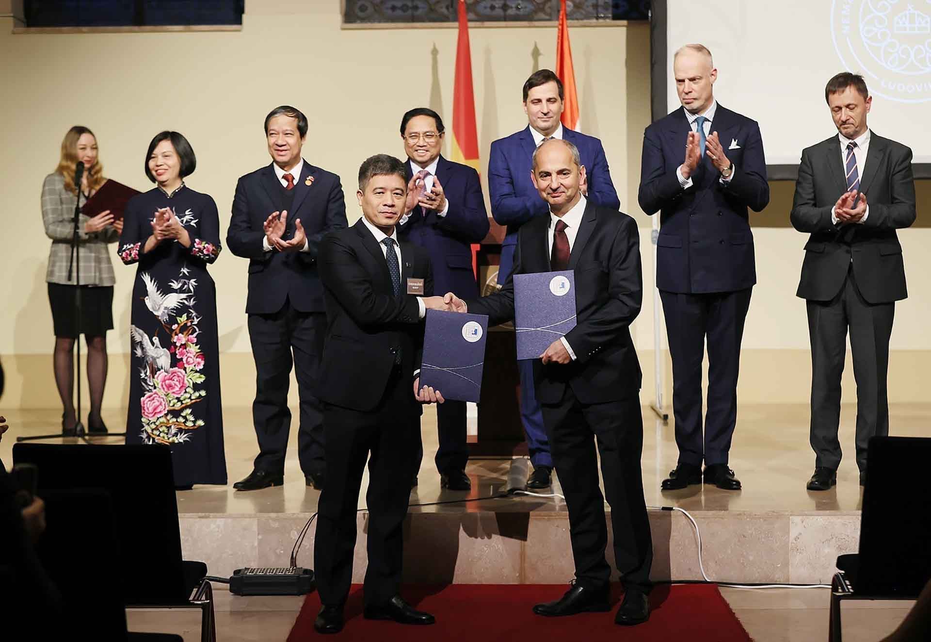 Thủ tướng Phạm Minh Chính chứng kiến trao thoả thuận hợp tác giữa một số trường của Việt Nam và trường Đại học Hành chính công quốc gia Hungary. (Nguồn: TTXVN)