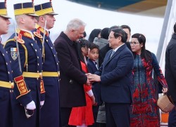 Thủ tướng Phạm Minh Chính tới thủ đô Bucharest, bắt đầu thăm chính thức Romania
