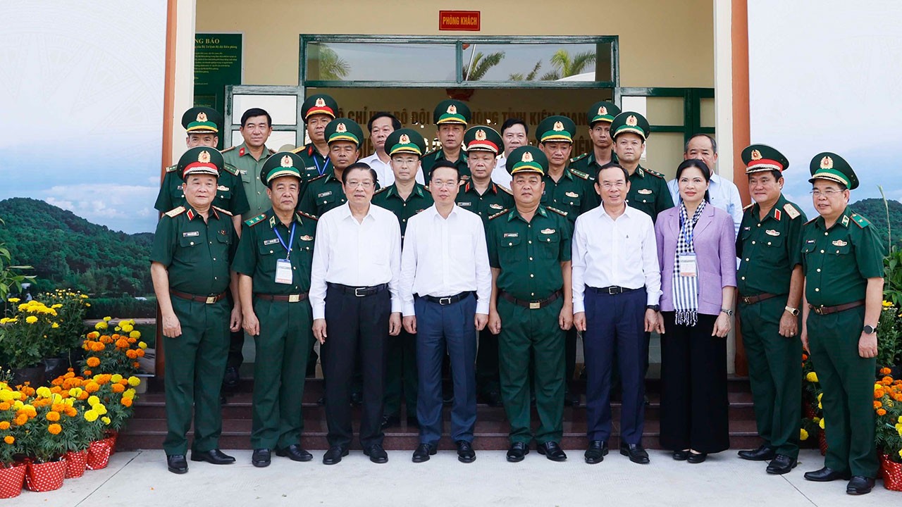 Chủ tịch nước Võ Văn Thưởng thăm, chúc Tết quân và dân khu vực Cửa khẩu quốc tế Hà Tiên, Kiên Giang
