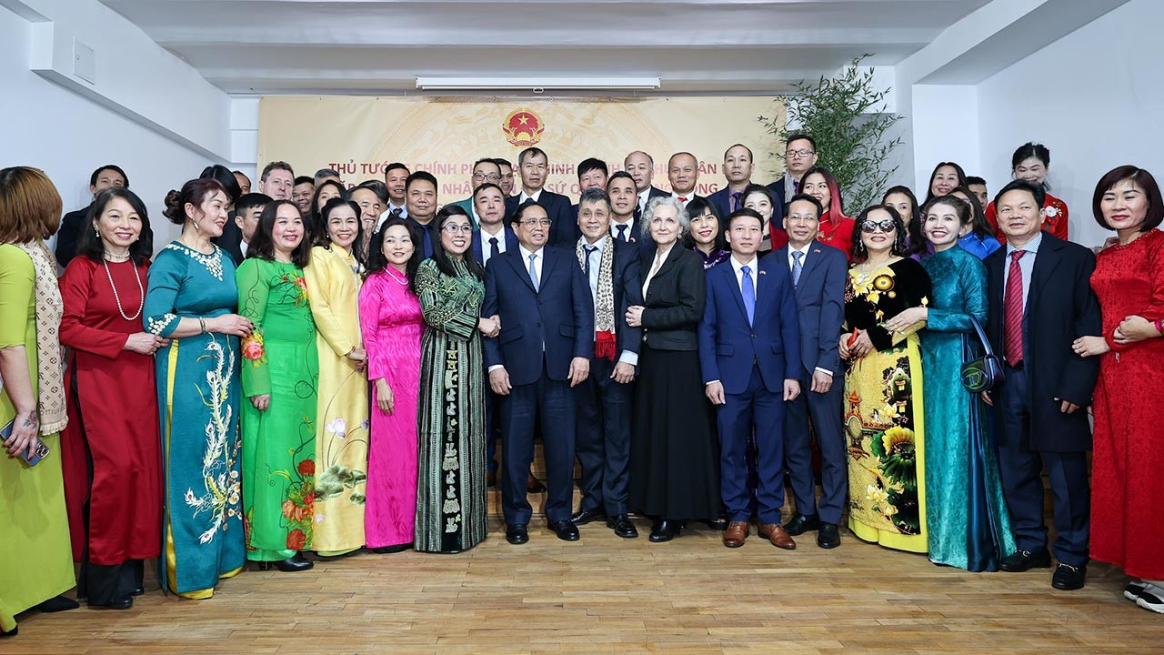 Thủ tướng Phạm Minh Chính gặp gỡ cán bộ, nhân viên Đại sứ quán và cộng đồng người Việt Nam tại Romania. (Nguồn: VGP News)