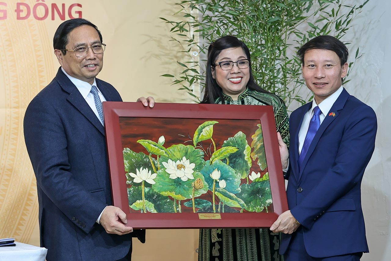 Thủ tướng và Phu nhân tặng quà cho cộng đồng người Việt Nam tại Romania. (Nguồn: VGP News)