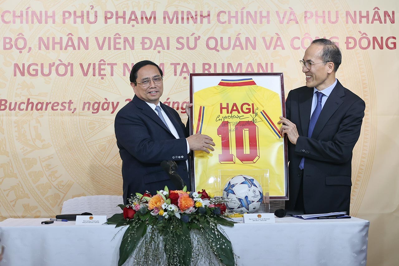 Đại sứ quán Việt Nam tại Romania tặng Thủ tướng Phạm Minh Chính áo thi đấu có chữ ký của cầu thủ Gheorghe Hagi, một huyền thoại của bóng đá Romania. (Nguồn: VGP News)