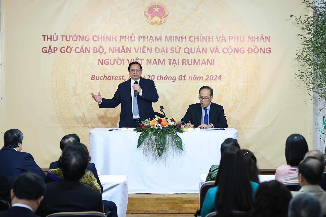Thủ tướng Phạm Minh Chính gặp gỡ cán bộ, nhân viên Đại sứ quán và cộng đồng người Việt Nam tại Romania