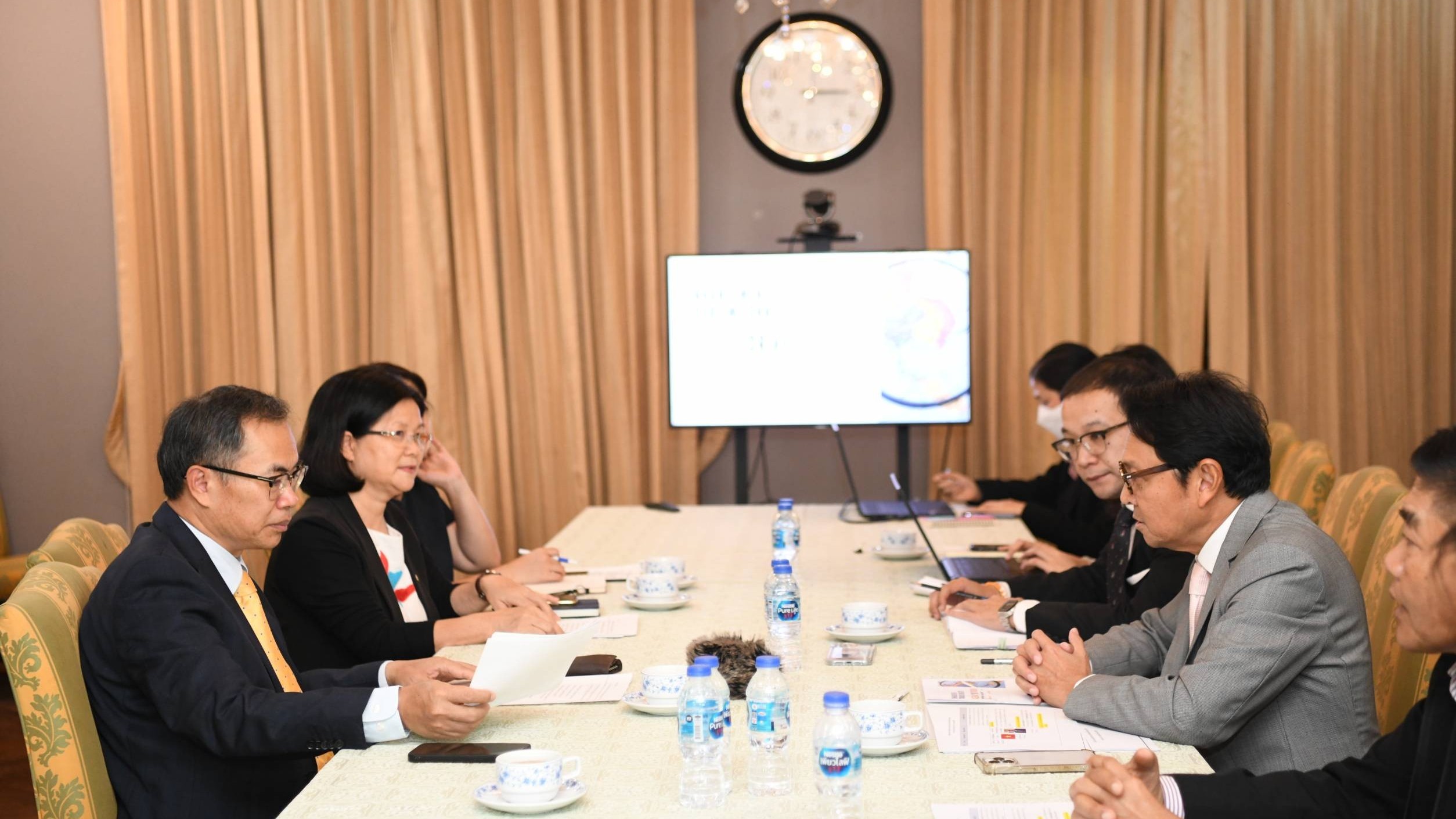 Đại sứ Phan Chí Thành tiếp cố vấn Bộ trưởng Du lịch Thể thao Thái Lan