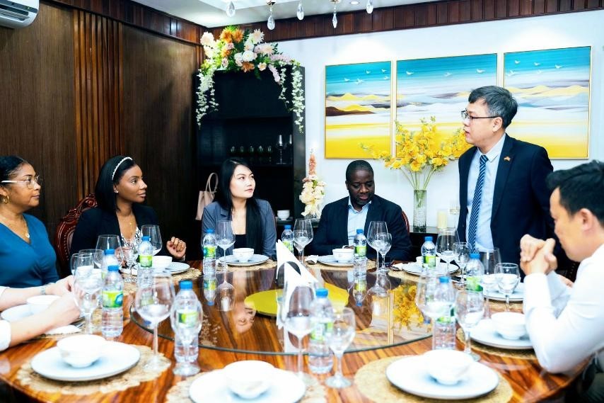 Đại sứ Dương Chính Chức làm việc với Chủ tịch Ban điều hành Cơ quan Xúc tiến đầu tư tư nhân và thúc đẩy xuất khẩu Angola