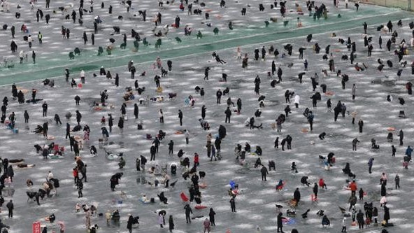 Hàn Quốc: Hơn một triệu du khách tham gia lễ hội câu cá trên băng nổi tiếng thế giới