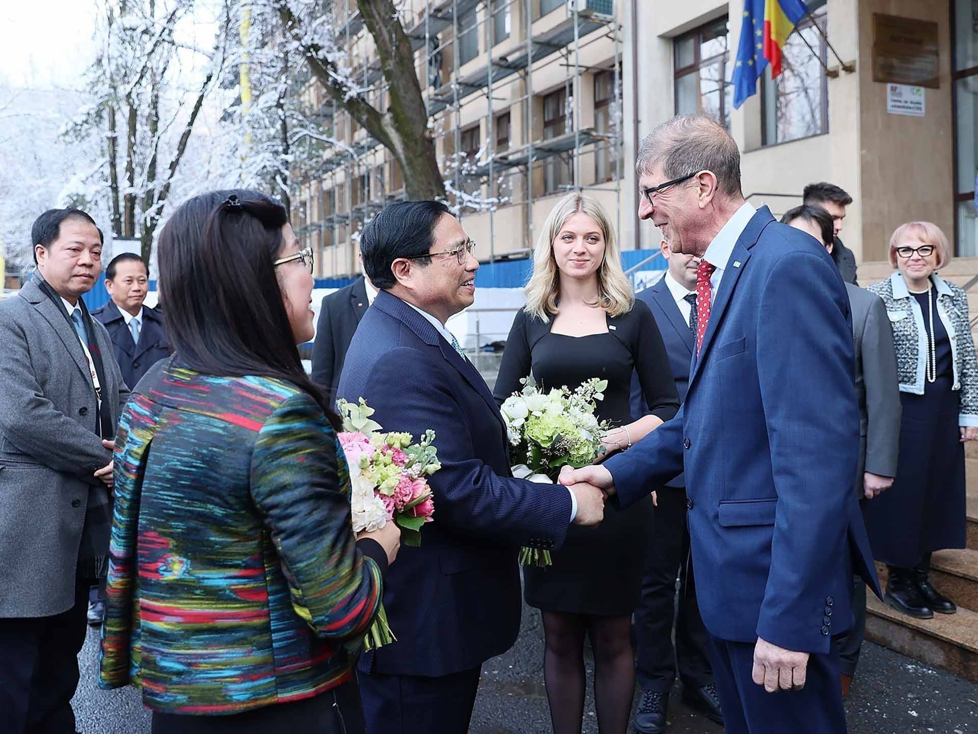 Lãnh đạo Trường Đại học Kỹ thuật xây dựng Bucharest đón Thủ tướng Phạm Minh Chính và Phu nhân. (Nguồn: TTXVN)