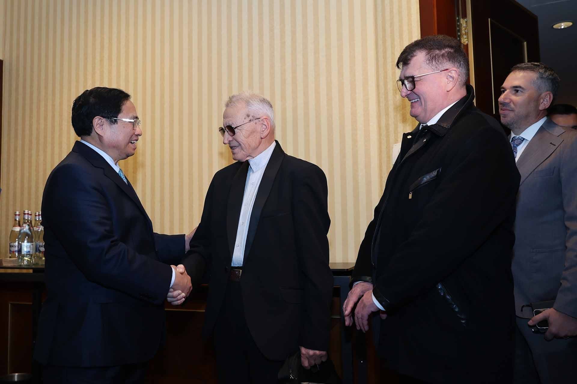 Thủ tướng Phạm Minh Chính với đại diện các Hội đoàn và bạn bè hữu nghị Romania. (Nguồn: TTXVN)
