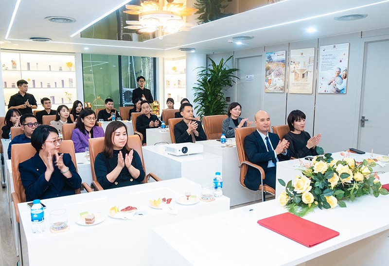 Ban Lãnh đạo, cán bộ nhân viên và khách mời tham dự buổi ký kết giữa Ever Việt Nam và Genstory.