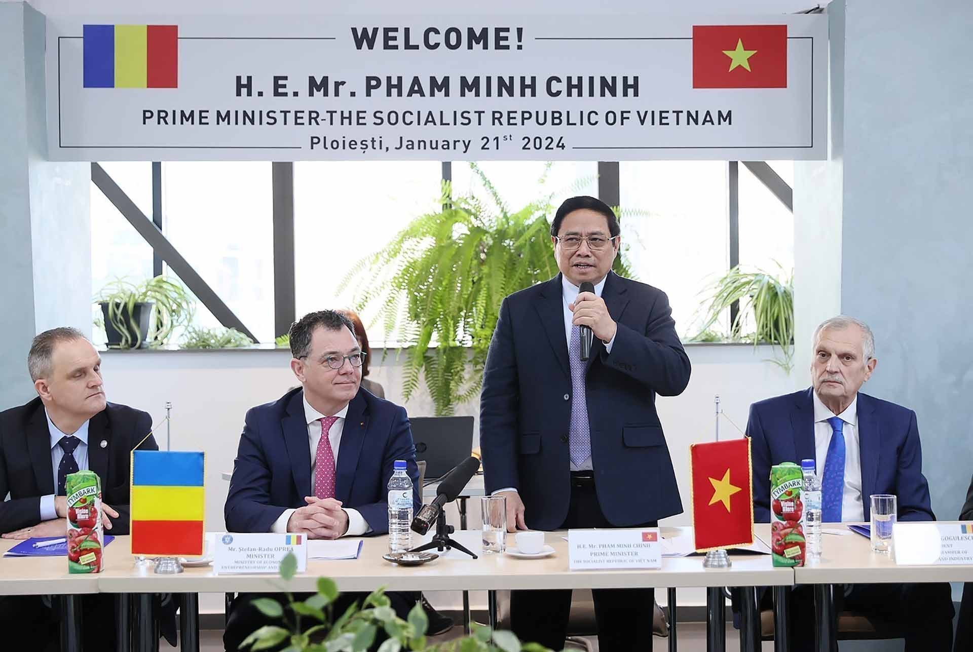 Thủ tướng Phạm Minh Chính phát biểu tại cuộc gặp lãnh đạo tỉnh và Phòng Thương mại và công nghiệp tỉnh Prahova. (Nguồn: TTXVN)
