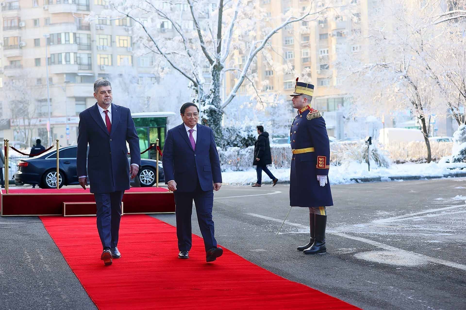 Thủ tướng Romania Ion-Marcel Ciolacu đón Thủ tướng Phạm Minh Chính thăm chính thức Romania. (Nguồn: TTXVN)