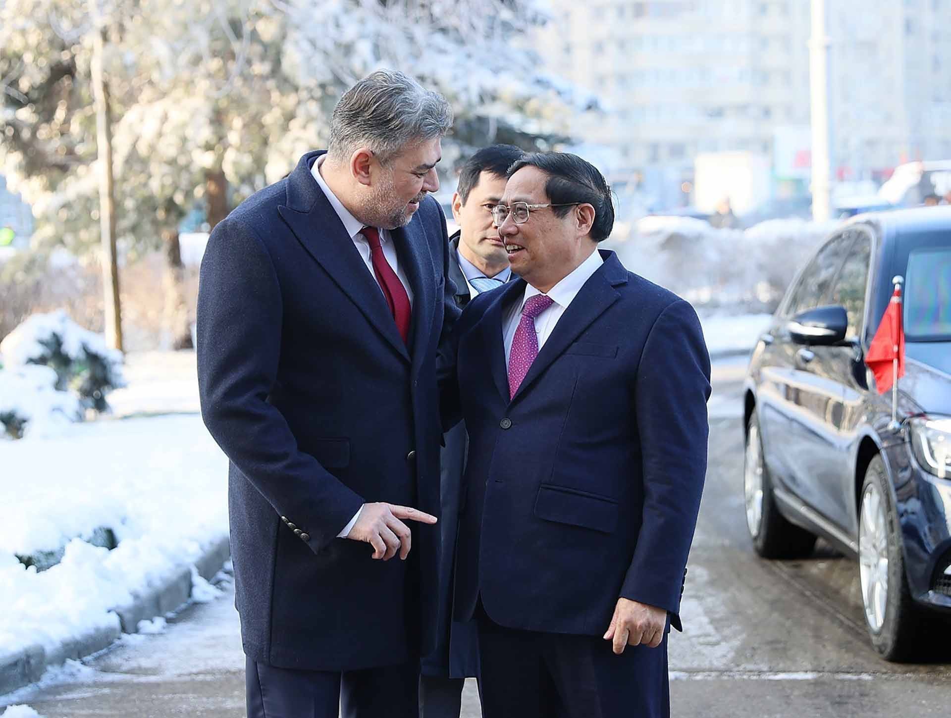Thủ tướng Romania Ion-Marcel Ciolacu đón Thủ tướng Phạm Minh Chính. (Nguồn: TTXVN)