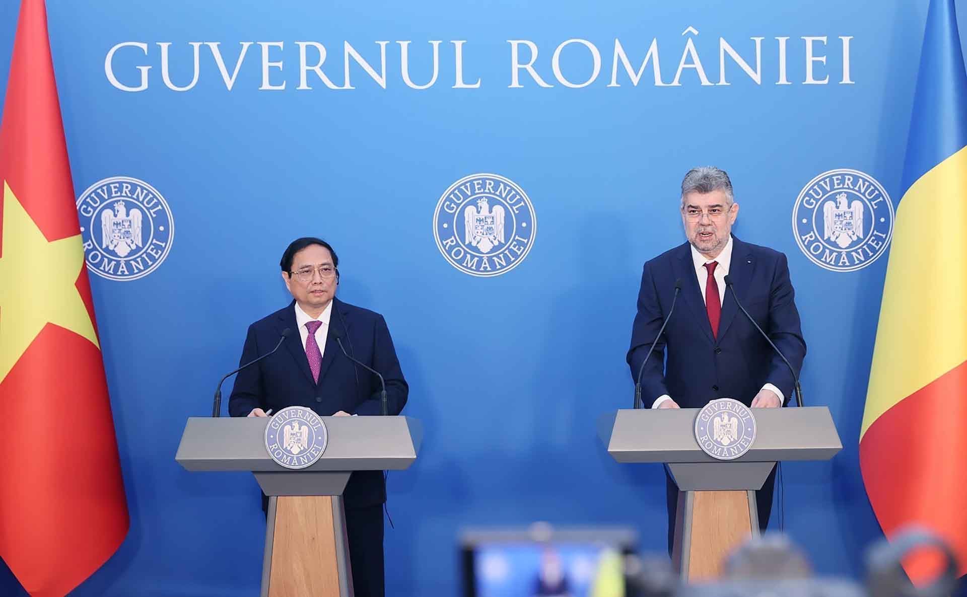 Thủ tướng Phạm Minh Chính và Thủ tướng Romania Ion Marcel Ciolacu họp báo. (Nguồn: TTXVN)
