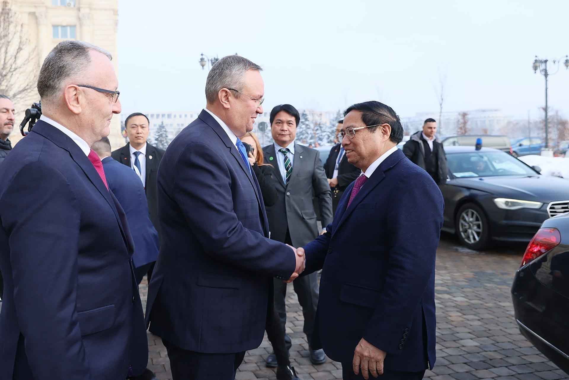 Chủ tịch Thượng viện Romania Nicolae Ionel Ciuca đón Thủ tướng Phạm Minh Chính. (Nguồn: TTXVN)