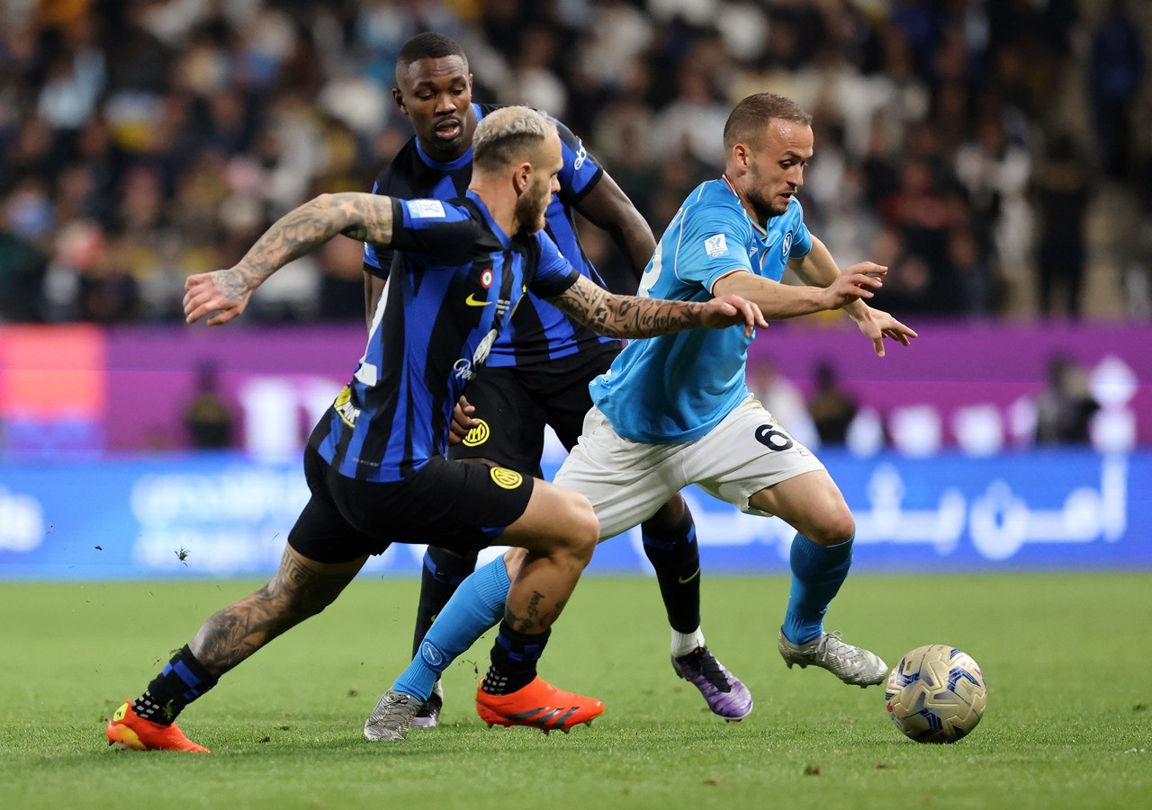 Trận chung kết Siêu cúp Italy chứng kiến sự lấn lướt của Inter Milan. Các học trò của HLV Simone Inzaghi kiểm soát bóng 65%, tung ra tổng cộng 18 pha dứt điểm và 6 trong số đó đi trúng đích. Trong khi đó, Napoli chỉ có 6 cú sút và chỉ 1 đi trúng mục tiêu.