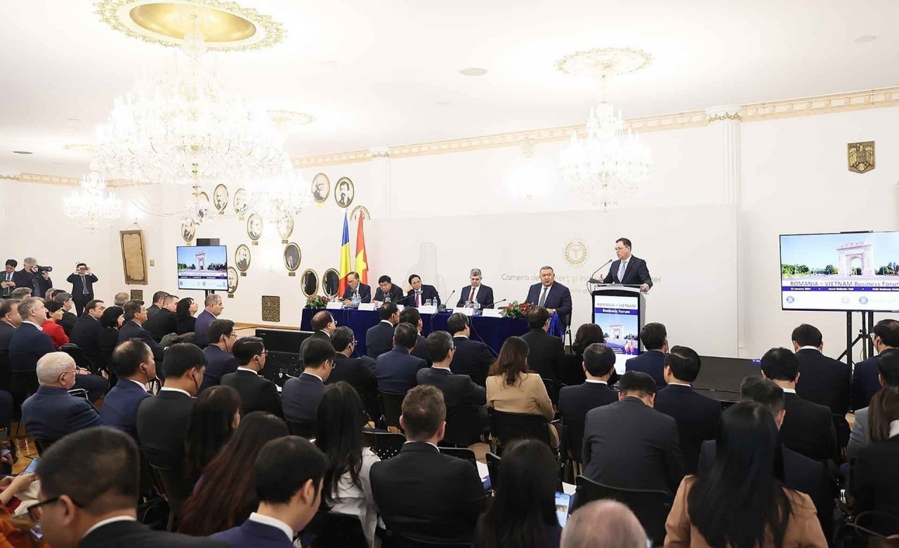 PM Pham Minh Chinh attends Vietnam – Romania Business Forum in Bucharest