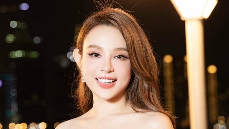 Huyền Baby và hai diễn viên Trung Quốc xinh đẹp mong manh trong mẫu đầm của NTK Việt Nam