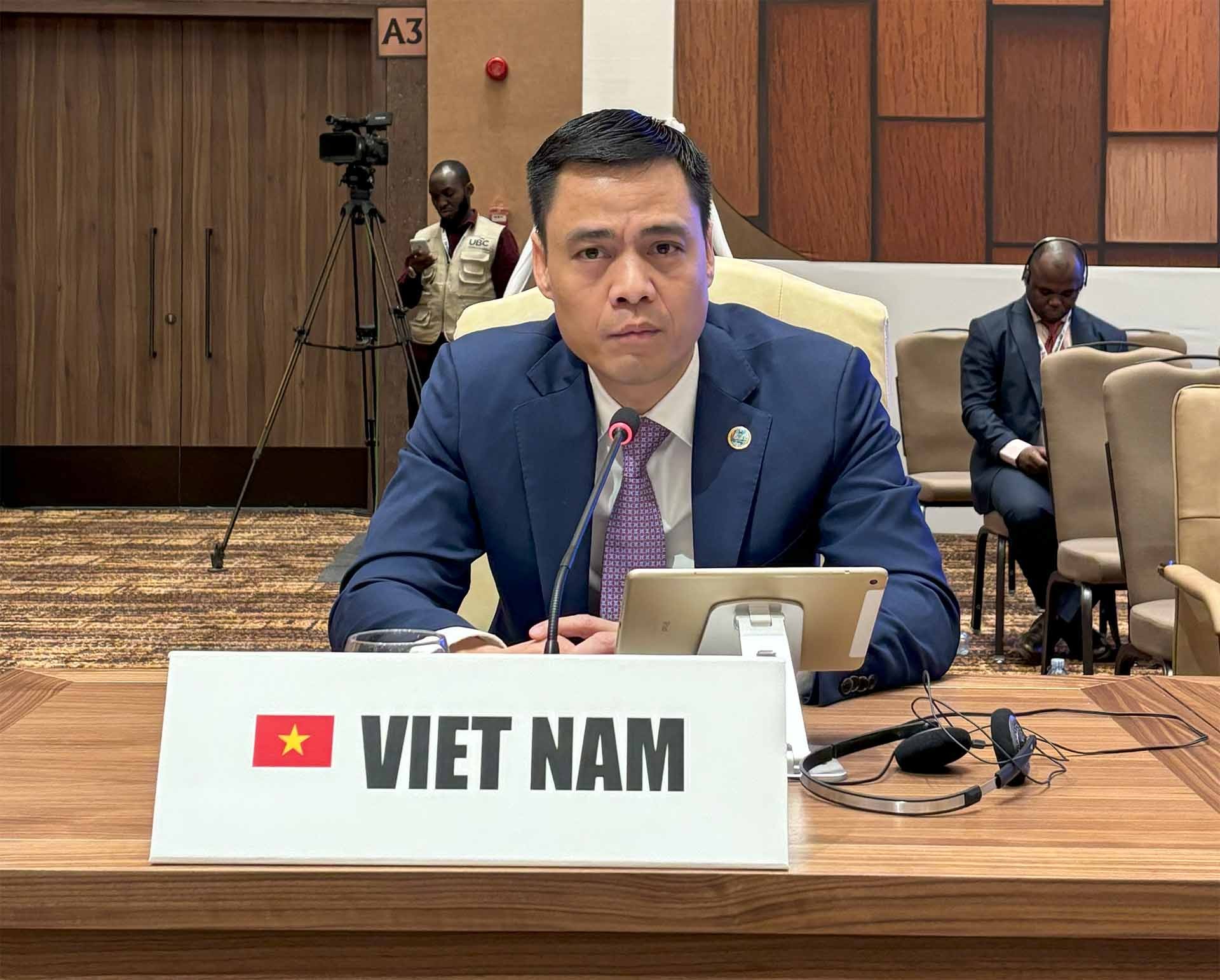 Đại sứ, Trưởng Phái đoàn Việt Nam tại LHQ Đặng Hoàng Giang dẫn đầu Đoàn đại biểu Việt Nam tham dự Hội nghị. 