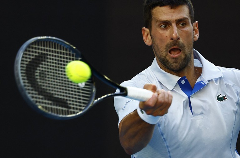 Novak Djokovic và Taylor Fritz chơi cống hiến trong set 1. Nole bỏ lỡ tới 10 cơ hội để đoạt break point, trong khi hạt giống số 12 người Mỹ kéo set 1 vào loạt tie-break. Tại đây, Djokovic luôn ở đẳng cấp khác khi thắng 7-3.