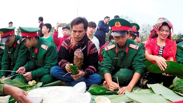 Chương trình 'Gói bánh chưng xanh - Tết vì người nghèo' tại Làng Văn hóa - Du lịch các dân tộc Việt Nam