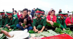 Chương trình 'Gói bánh chưng xanh - Tết vì người nghèo' tại Làng Văn hóa - Du lịch các dân tộc Việt Nam