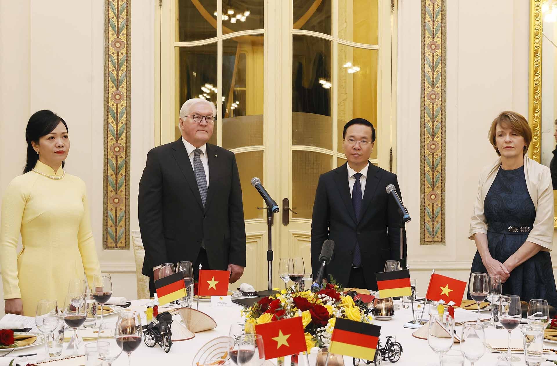 Chủ tịch nước Võ Văn Thưởng và Phu nhân cùng Tổng thống Đức Frank-Walter Steinmeier và Phu nhân thực hiện nghi lễ chào cờ. (Nguồn: TTXVN)