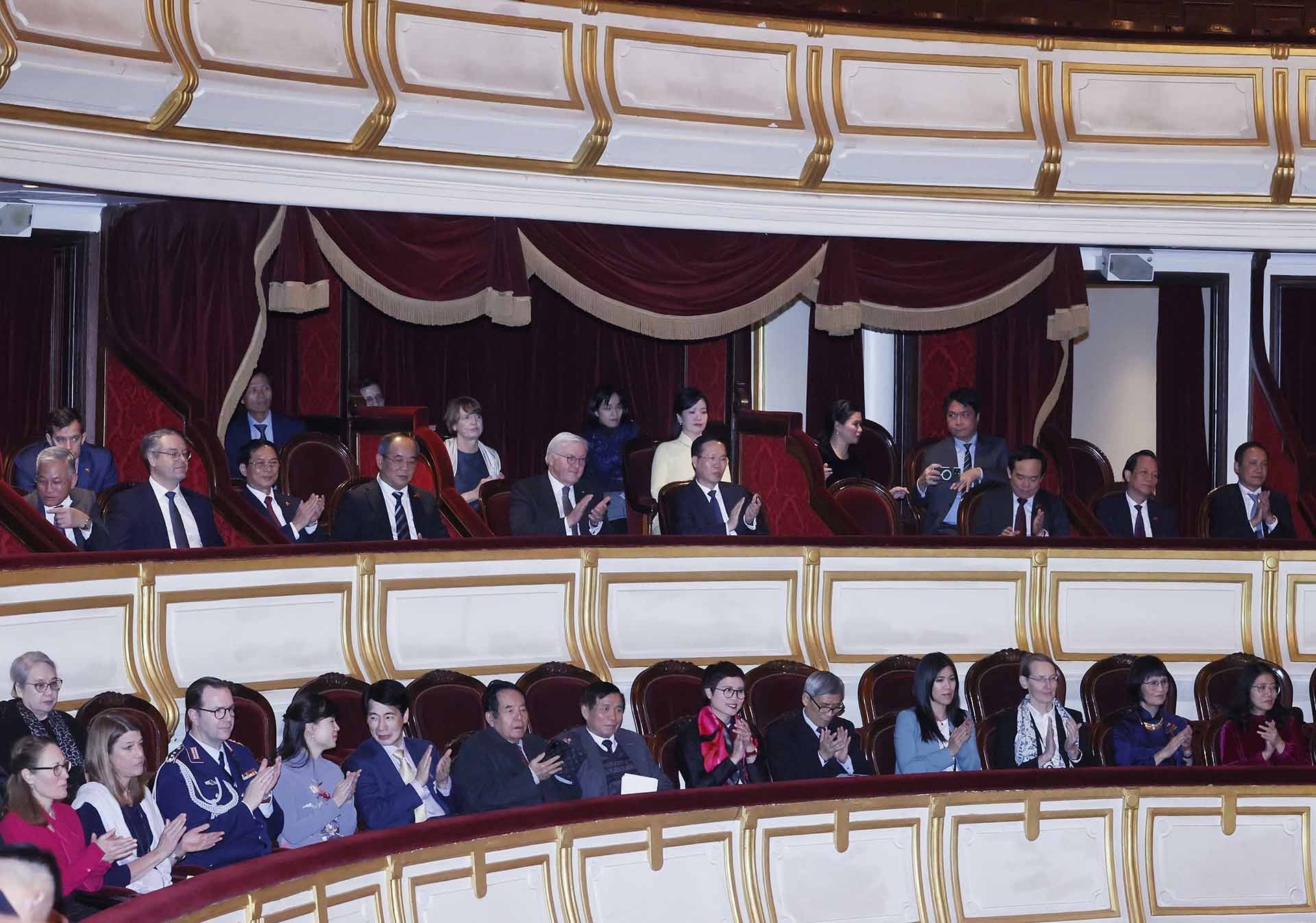 Chủ tịch nước Võ Văn Thưởng và Phu nhân, Tổng thống Đức Frank-Walter Steinmeier và Phu nhân cùng đại biểu hai nước xem chương trình biểu diễn nghệ thuật tại Nhà hát Lớn Hà Nội. (Nguồn: TTXVN)