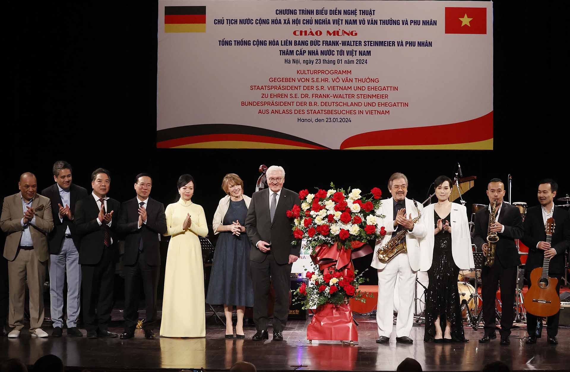 Chủ tịch nước Võ Văn Thưởng và Phu nhân cùng Tổng thống Đức Frank-Walter Steinmeier và Phu nhân tặng hoa cho các nghệ sỹ. (Nguồn: TTXVN)