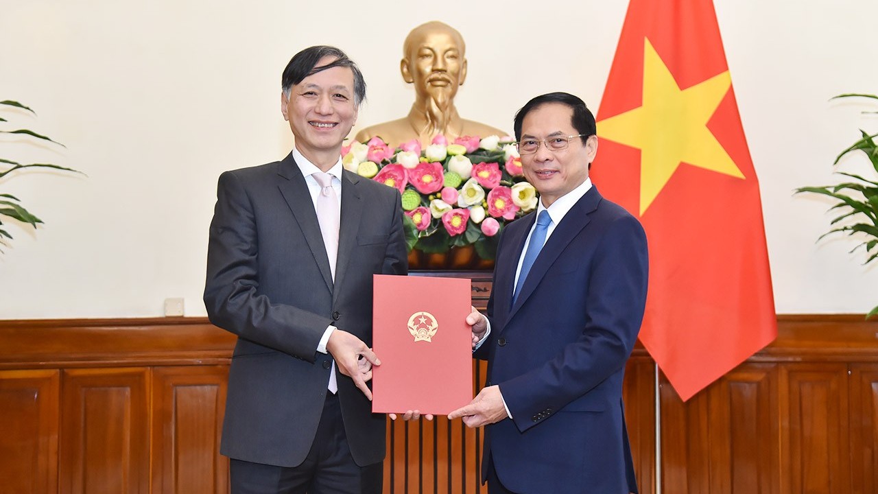 Bộ trưởng Ngoại giao Bùi Thanh Sơn trao quyết định bổ nhiệm Vụ trưởng Vụ Đông Nam Á-Nam Á-Nam Thái Bình Dương