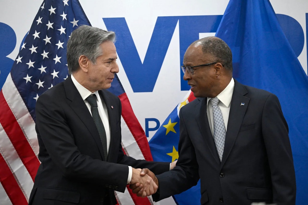 Ngoại trưởng Mỹ Antony Blinken (trái) gặp mặt Thủ tướng Cape Verde Ulisses Correia e Silva tại Cung điện Chính phủ ở Praia, Cape Verde (Nguồn: U.S.News & World Report)