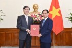 Bộ trưởng Ngoại giao Bùi Thanh Sơn trao quyết định bổ nhiệm Vụ trưởng Vụ Đông Nam Á-Nam Á-Nam Thái Bình Dương