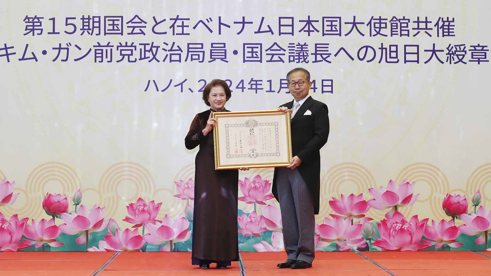 Lễ trao Huân chương Mặt trời mọc Đại thập tự hạng Nhất của Nhật Bản tặng nguyên Chủ tịch Quốc hội Nguyễn Thị Kim Ngân