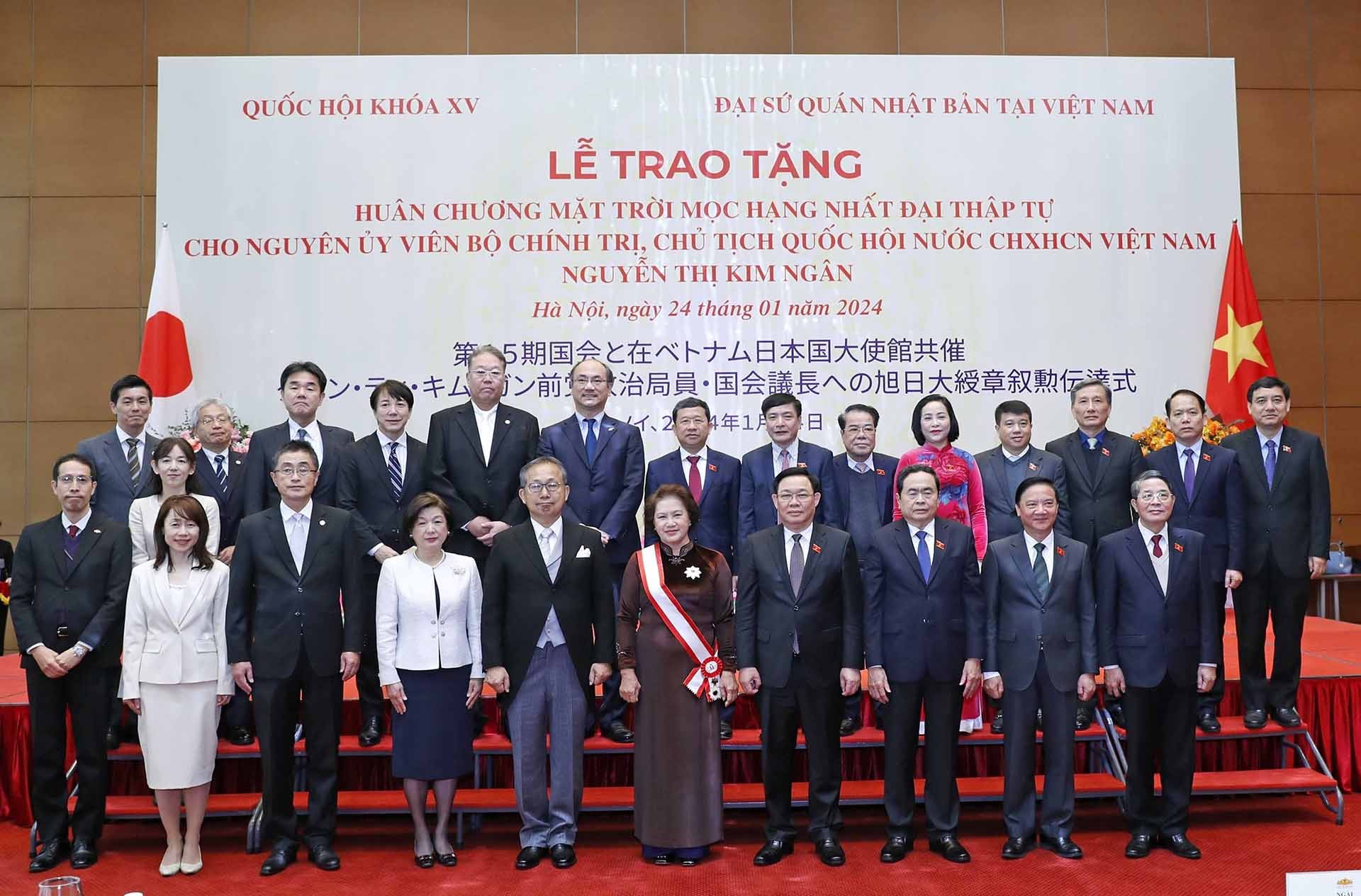 Chủ tịch Quốc hội Vương Đình Huệ và các Phó Chủ tịch Quốc hội cùng các đại biểu chúc mừng nguyên Chủ tịch Quốc hội Nguyễn Thị Kim Ngân. (Nguồn: TTXVN)