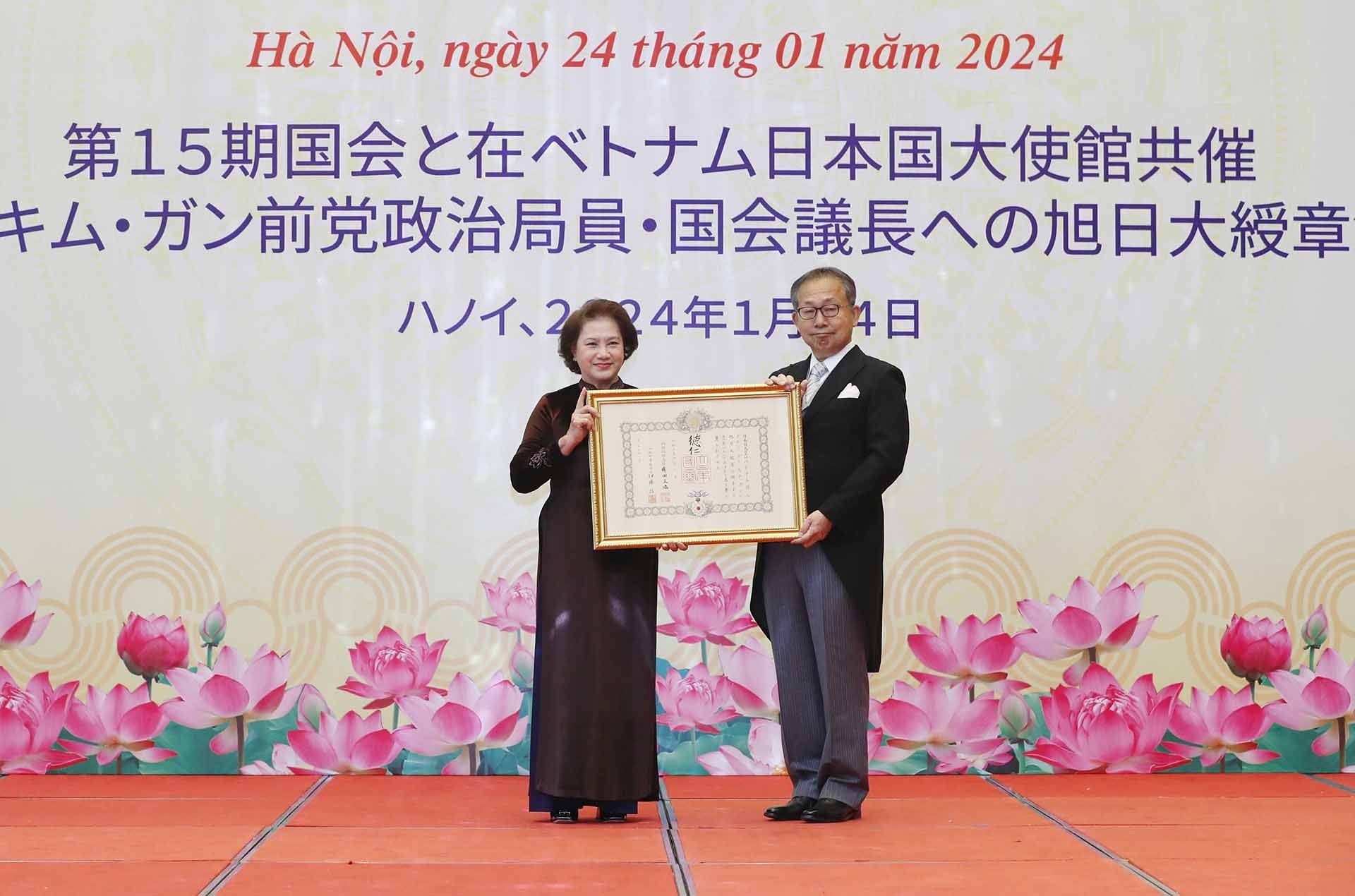 Đại sứ Nhật Bản tại Việt Nam Yamada Takio trao Huân chương Mặt trời mọc Đại thập tự hạng Nhất cho nguyên Chủ tịch Quốc hội Nguyễn Thị Kim Ngân. (Nguồn: TTXVN)