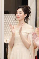 Hoa hậu Việt Nam 2012 Đặng Thu Thảo sang trọng và thanh lịch, hội ngộ bạn thân tại sự kiện