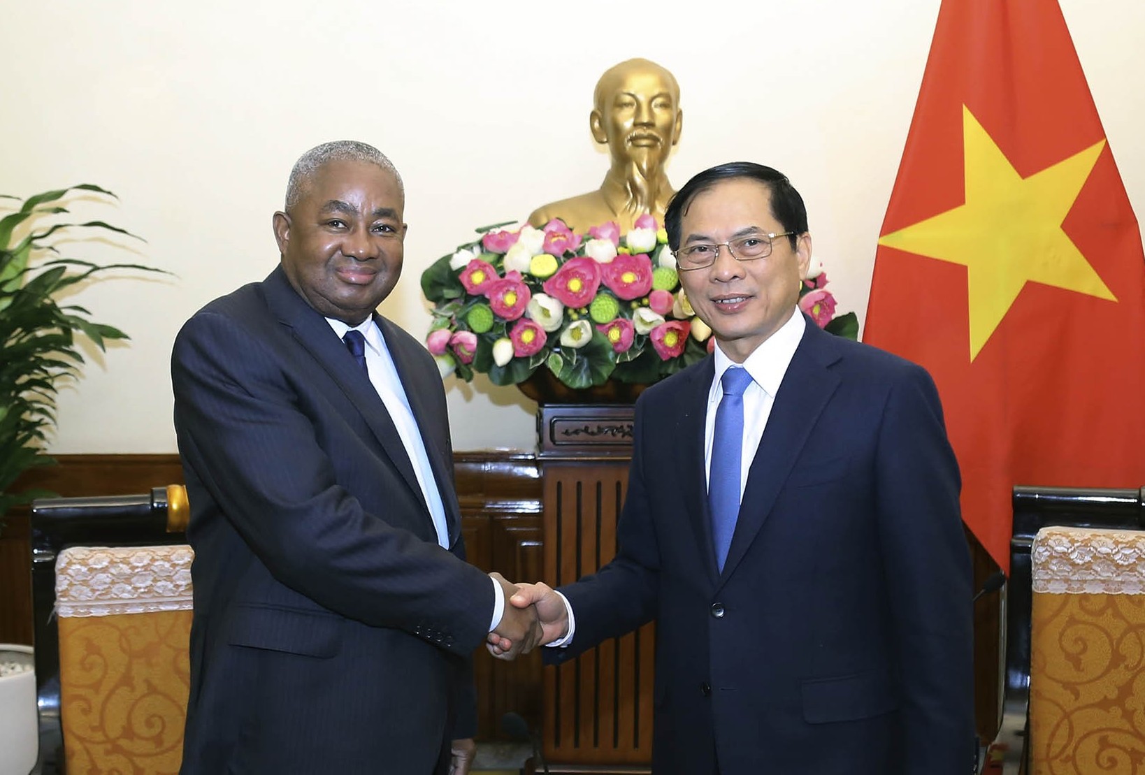 Bộ trưởng Ngoại giao Bùi Thanh Sơn tiếp Đại sứ Mozambique chào từ biệt