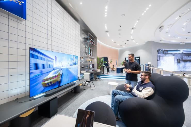 Visitors to Samsung Electronics’ Samsung BKC flagship store play games on the company’s latest gaming monitor in Mumbai, India, Tuesday. Courtesy of Samsung Electronicst