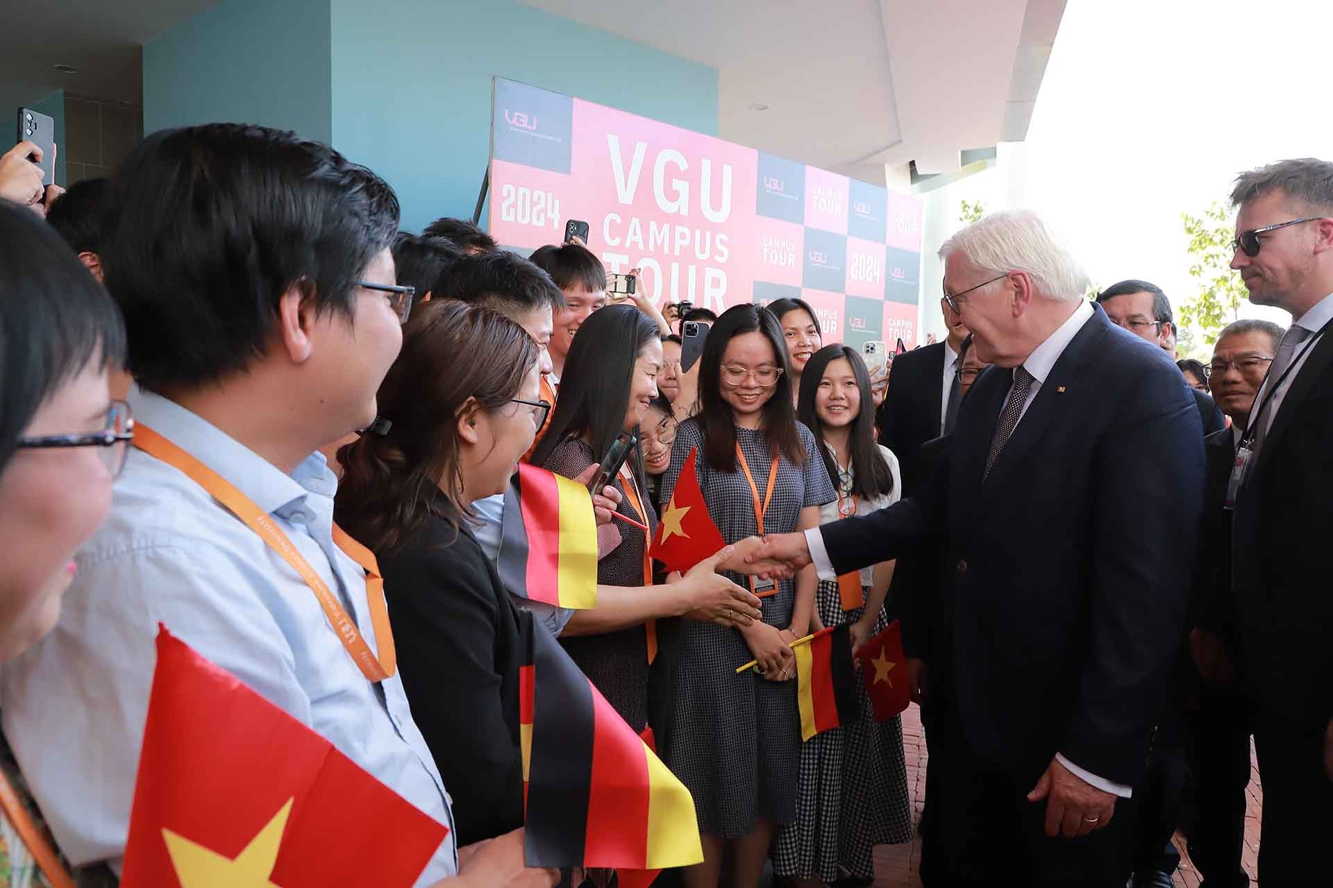 Tổng thống Đức Frank-Walter Steinmeier tới thăm trường Đại học Việt-Đức. (Nguồn: TTXVN)