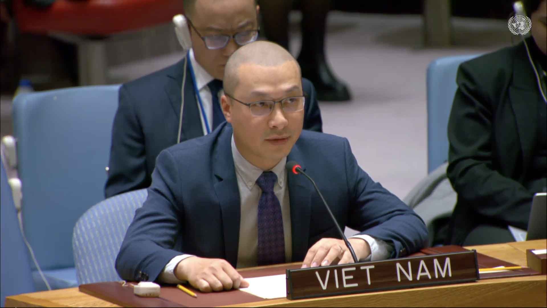 Tham tán Công sứ Nguyễn Hoàng Nguyên, Phó Trưởng Phái đoàn Việt Nam tại LHQ phát biểu.