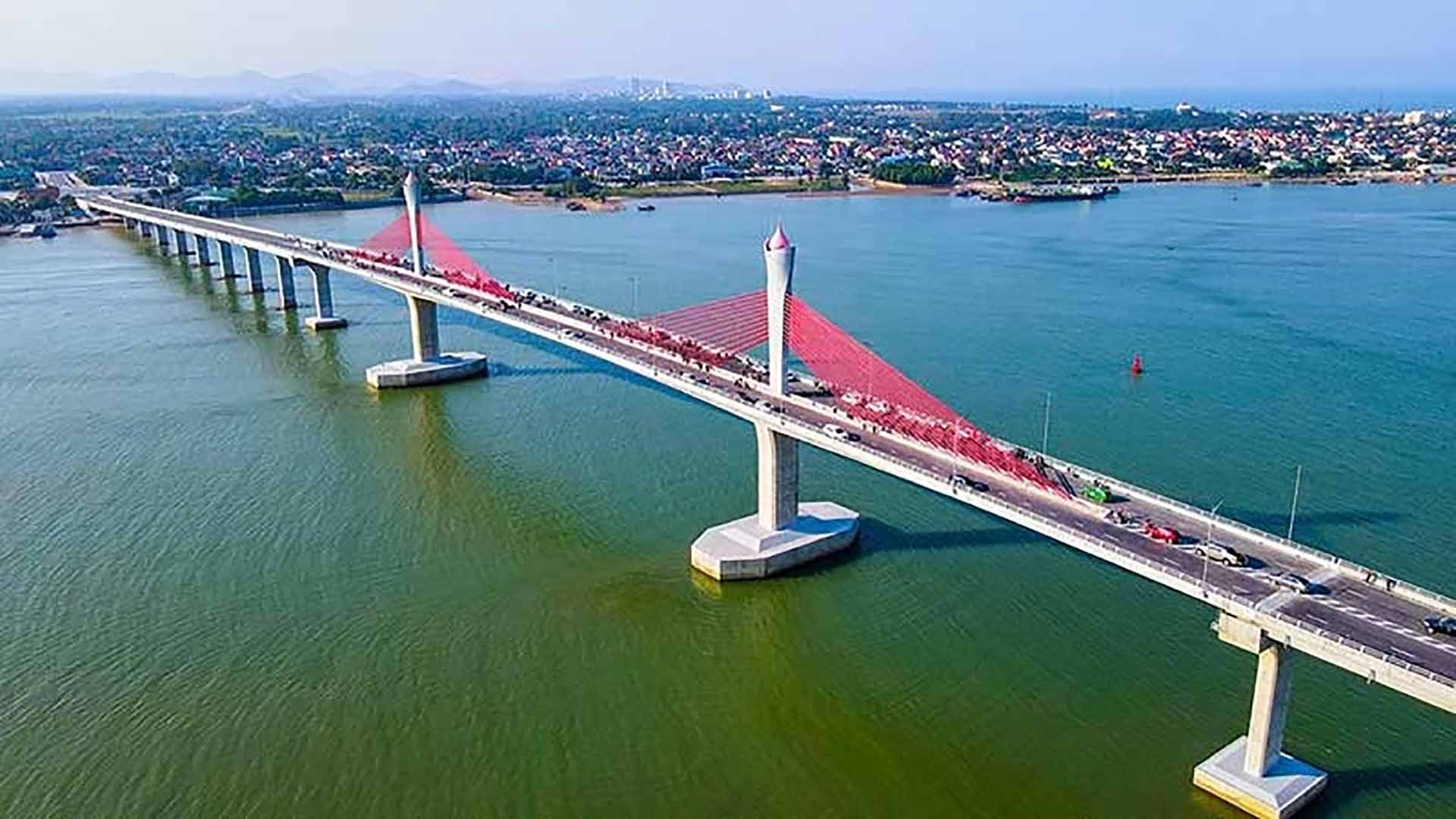Cầu Cửa Hội bắc qua sông Lam, góp phần phát triển kinh tế-xã hội vùng nam Nghệ An-bắc Hà Tĩnh. (Nguồn: Báo Nhân Dân)