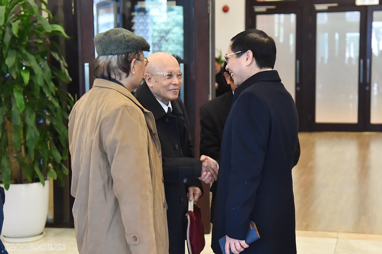 Bộ trưởng Ngoại giao Bùi Thanh Sơn gặp mặt các vị nguyên Lãnh đạo Bộ dịp Xuân Giáp Thìn 2024