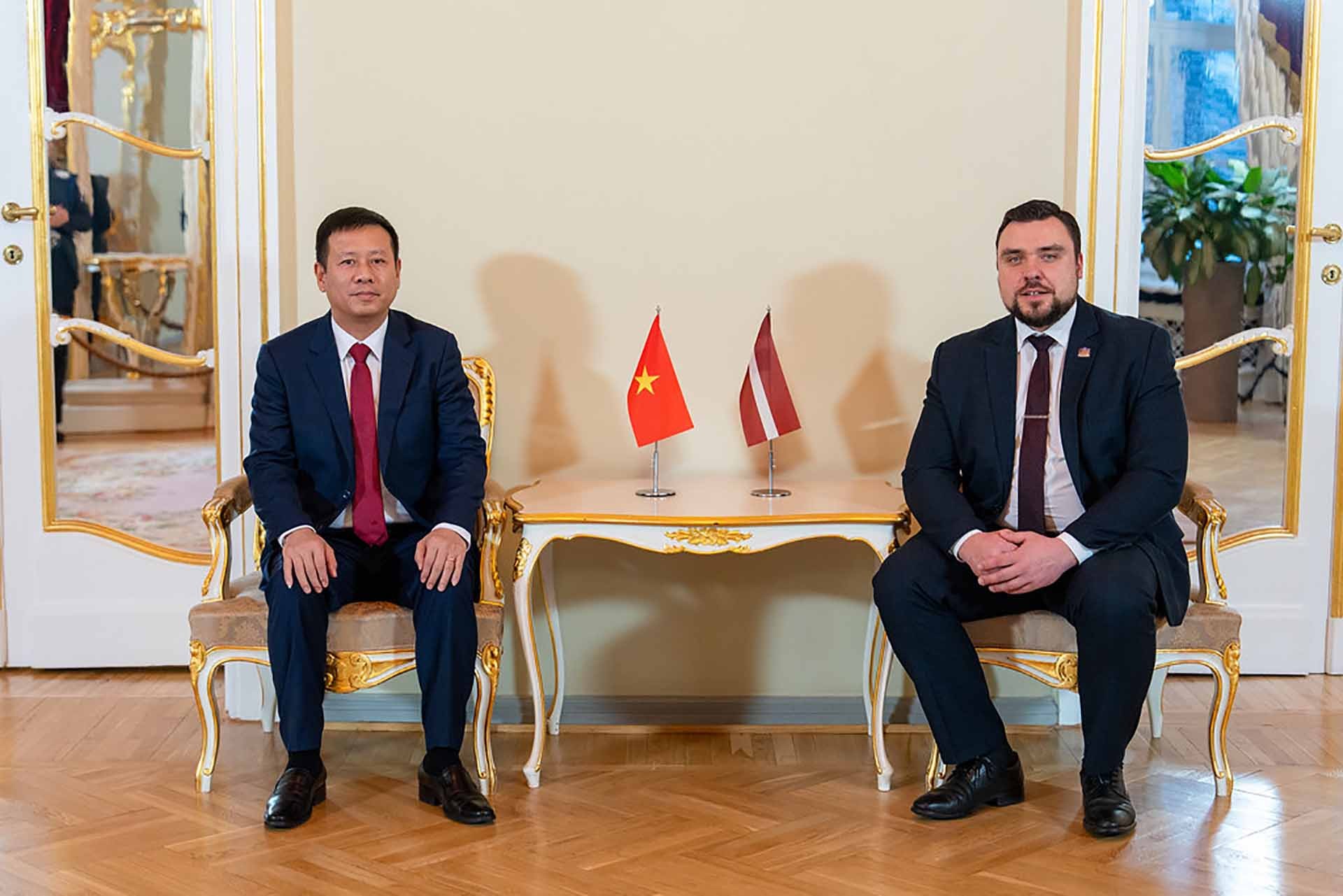 Đại sứ Trần Văn Tuấn trình Thư ủy nhiệm lên Tổng thống Latvia