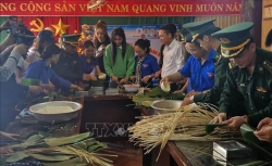 Hoa hậu H’Hen Niê chung tay chăm lo Tết cho bà con vùng biên Đắk Lắk