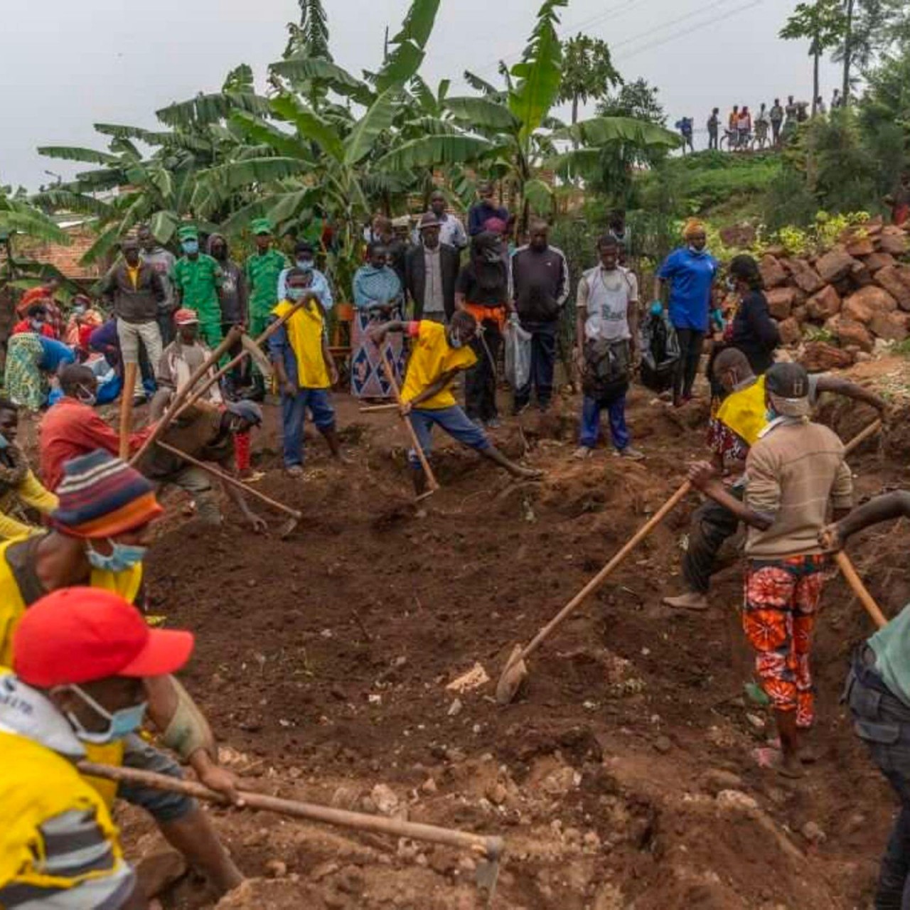 Rwanda phát hiện hài cốt của gần 120 nạn nhân của vụ diệt chủng chống lại người Tutsi hồi năm 1994 từ các ngôi mộ tập thể ở một ngôi làng thuộc quận Huye, miền Nam Rwanda. (Nguồn: AFP)