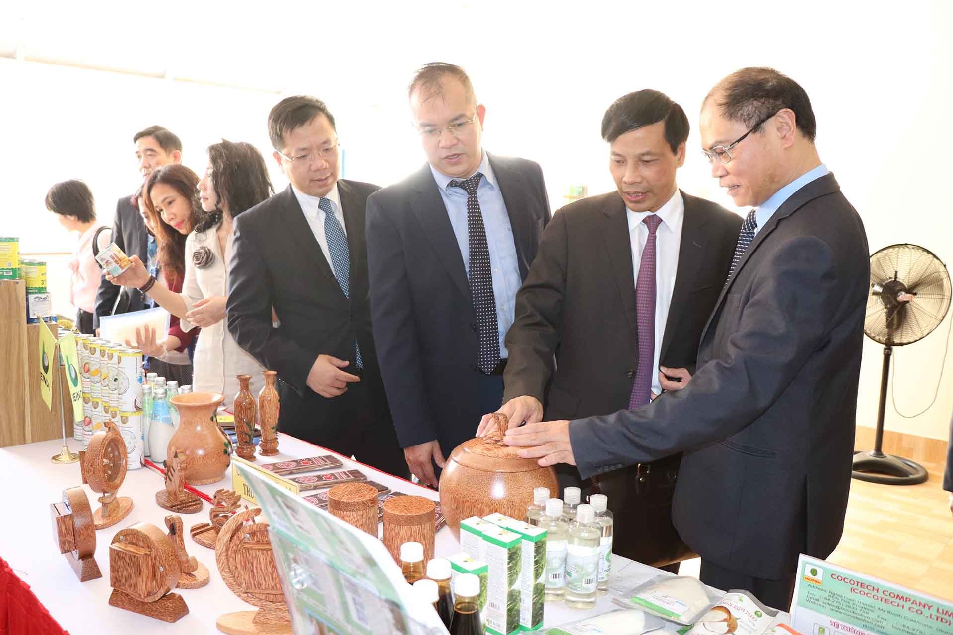 Các đại biểu tham quan gian trưng bày sản phẩm của tỉnh Bến Tre.(Nguồn: TTXVN)
