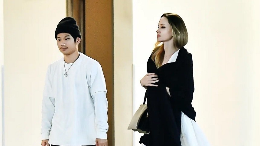 Angelina Jolie xinh đẹp với mái tóc vàng óng, đưa con trai Pax Thiên tới nhà hàng sushi