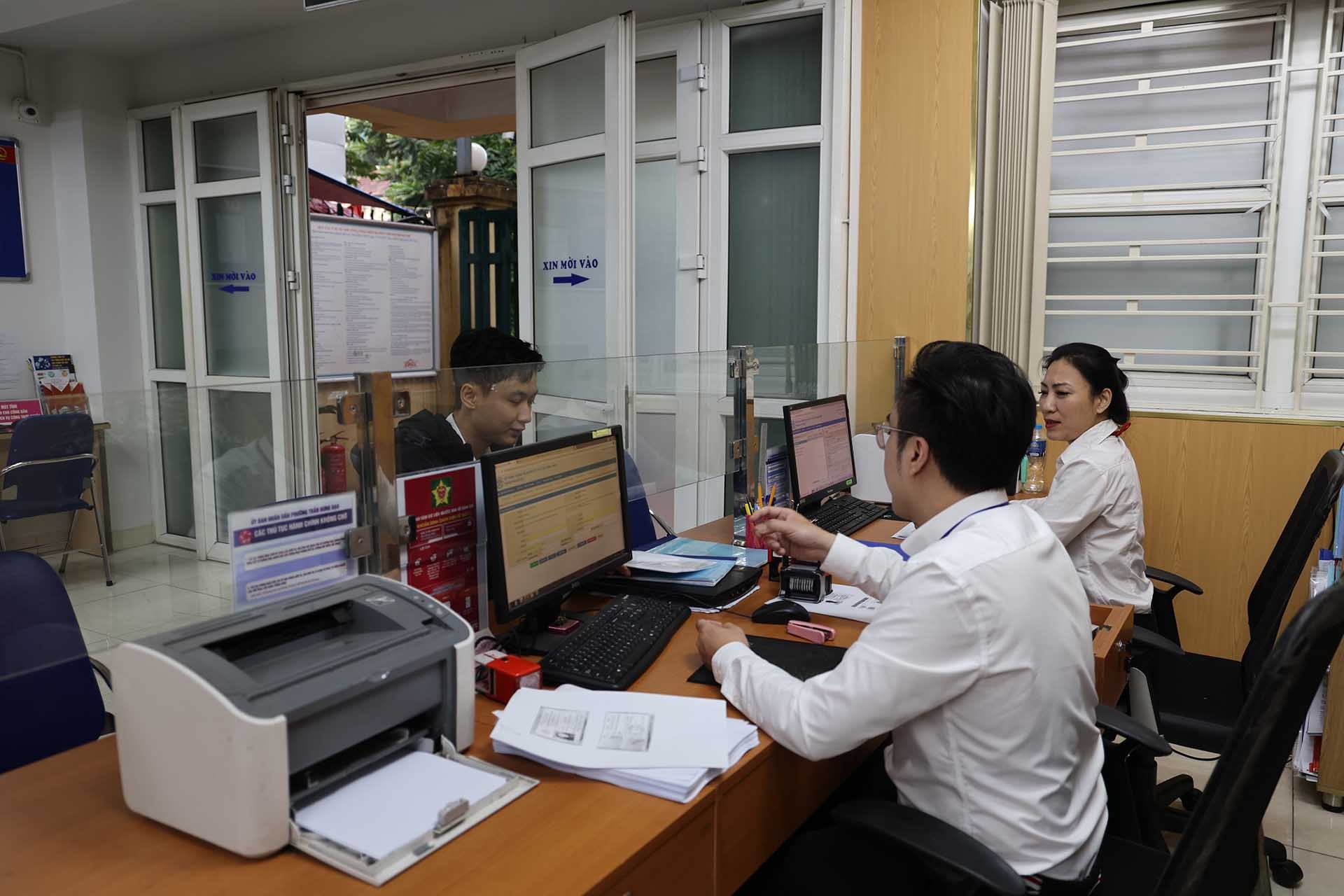 Công dân làm thủ tục hành chính tại phường Trần Hưng Đạo, Hoàn Kiếm, Hà Nội. (Nguồn: TTXVN)
