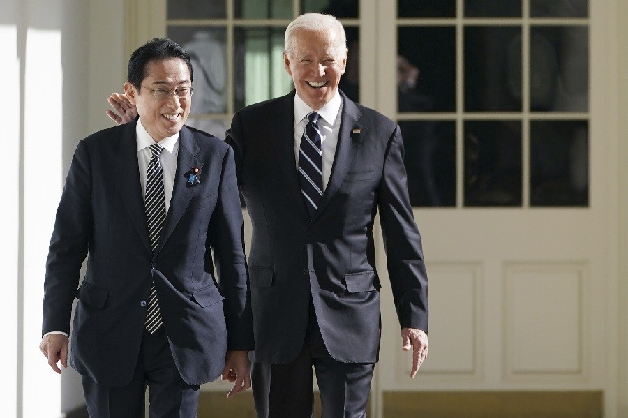 Chốt thời điểm Thủ tướng Nhật Bản sang thăm Mỹ, Nhà Trắng khẳng định tình liên minh bền vững. AP