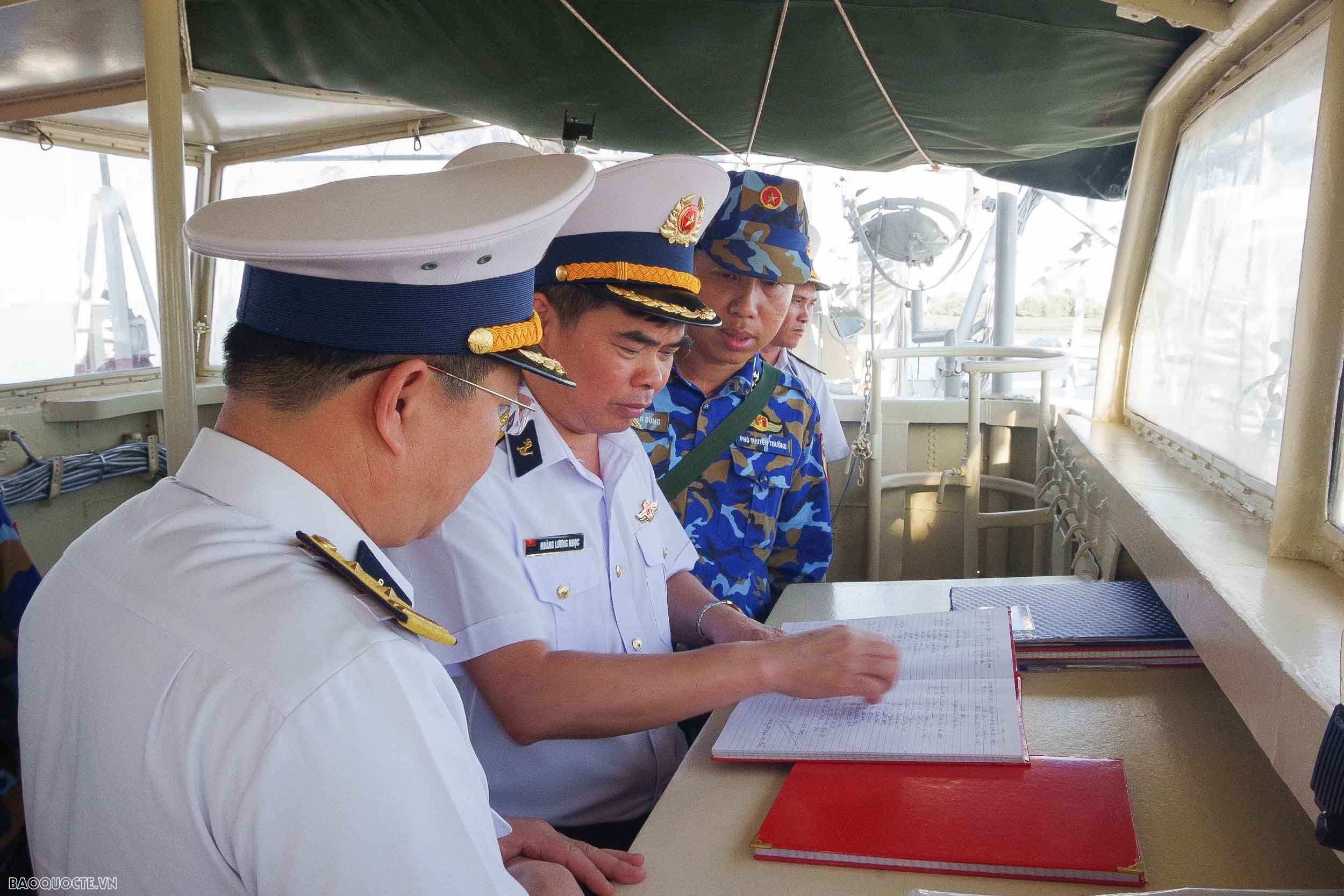 Đại tá Hoàng Lương Ngọc, Phó Tham mưu trưởng Hải quân kiểm tra công tác SSCĐ tại Tàu 15. (Ảnh: Anh Thơ)