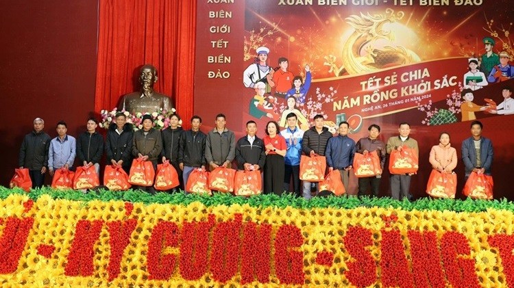 'Tết sẻ chia, năm Rồng khởi sắc' đồng hành cùng gia đình chính sách, người lao động khó khăn tại Nghệ An